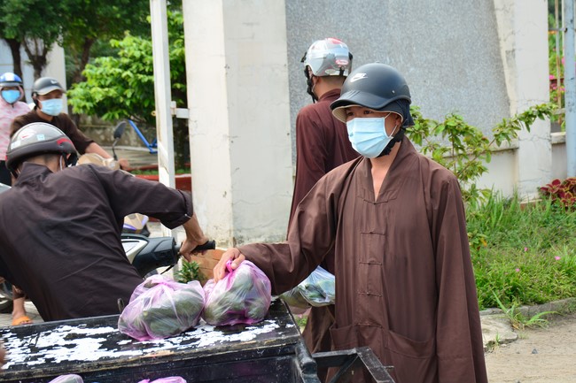 Continuing to support people in need in the Covid-19 pandemic of Hoang Phap Pagoda (series 4)